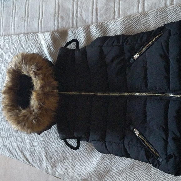 ZARA Vest with Faux Fur Trimmed Hood Medium - Picture 12 of 13